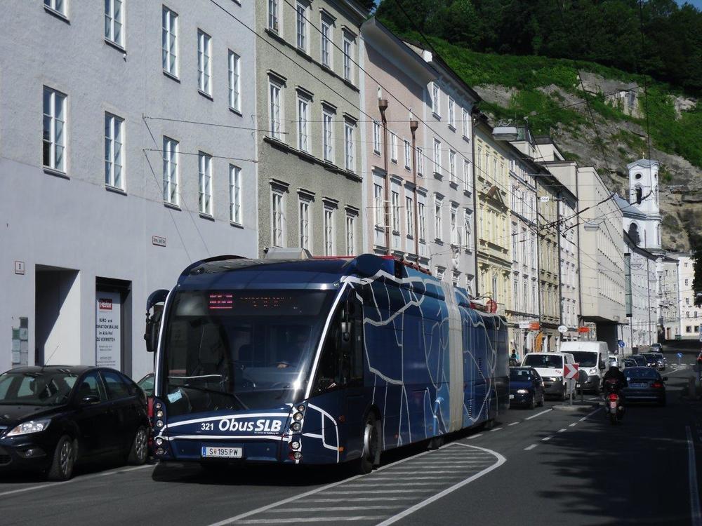 Trolejbus Solaris Trollino 18 AC MetroStyle ev. č. 321 na lince č. 10 na ulici Franz-Josef-Kai. Nyní tuto trať používají linky č. 7 a 8, přičemž zde došlo k obnově trolejového vedení. (foto: Gunter Mackinger)