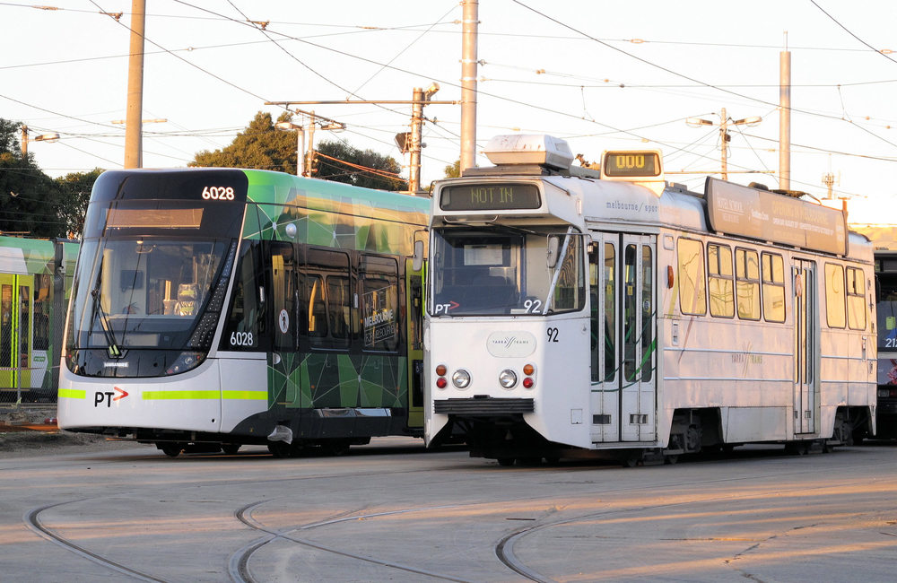 Konstrukce vozů řady Z (nejstarších tramvají nasazovaných na běžné linky) byla inspirována švédskými tramvajemi M28 a M29. Jeden z vozů řady Z je na snímku zachycen vedle nejmladšího přírůstku v podobě vozu Bombardier Flexity Swift (řada E) ev. č. 6028. (foto: Mal Rowe)