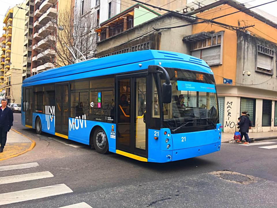 Nový trolejbus nedaleko od středu města. (foto: Trolebuses Rosarinos)