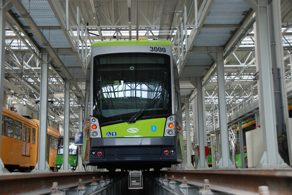 Olsztyn má k dispozici celkem 15 obousměrných vozů Solaris Tramino. Na snímku je vůz ev. č. 3000 zachycený ve vozovně Franowo v Poznani. (foto: Libor Hinčica)