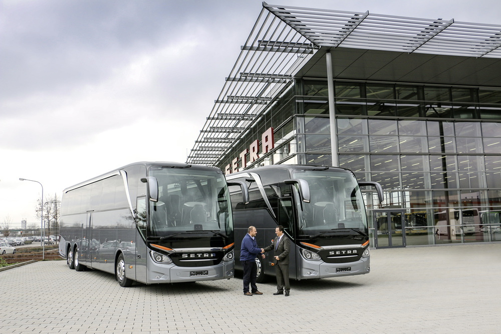 Předání prvních dvou autobusů Setra S 516 HDH portugalskému zákazníkovi v Neu-Ulmu. (foto: EvoBus)