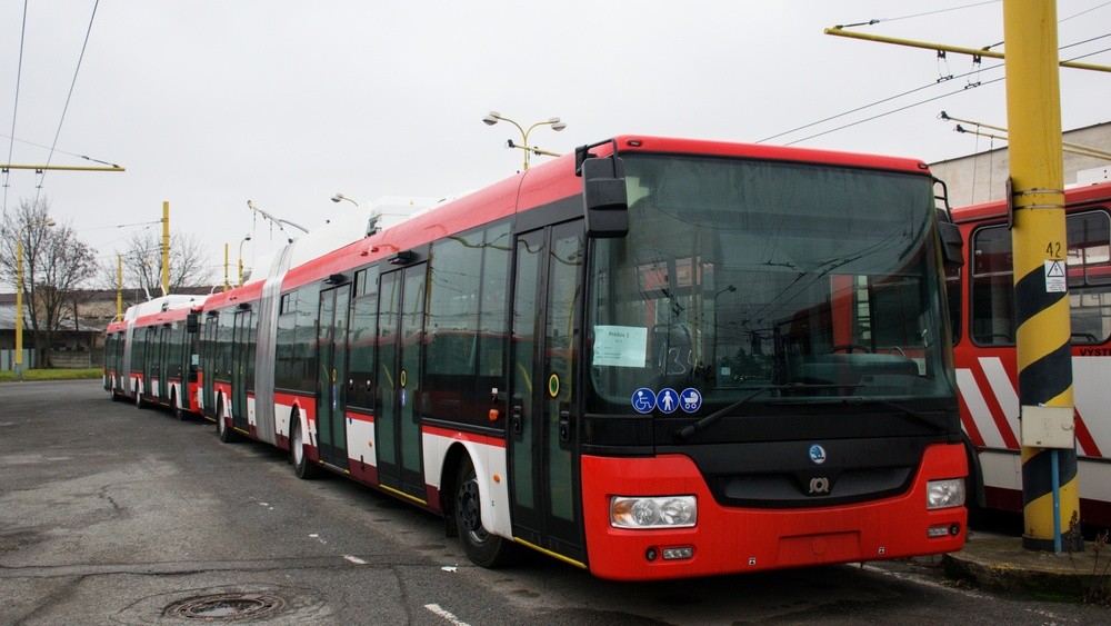 Dvojice nejnovějších přírůstků v podobě trolejbusů Škoda 31 Tr SOR ve vozovně v Prešově. (foto: Dávid Hanušovský)