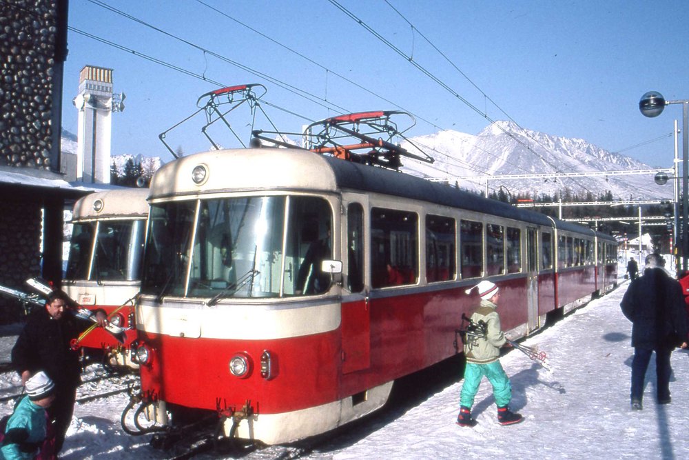 Jednotka EMU 89, resp. 420.95 na Štrbském plesu. (zdroj: Wikipedia.org)