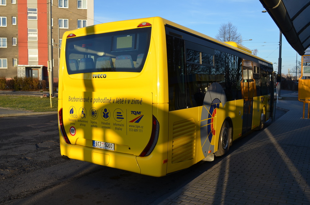 Autobusy jsou mj. v zadní části opatřeny novým polepem dle manuálu Moravskoslezského kraje (za zadní nápravou) a nálepkami společnosti TQM. (foto: TQM - holding s. r. o.)