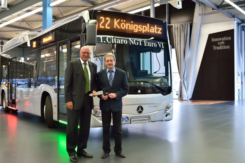 Symbolický klíč k&nbsp;prvnímu Citaru NGT si převzal šéf autobusového provozu Augsburger Stadtwerke. Město odebere celkem 13 článkových vozů. (foto: EvoBus)