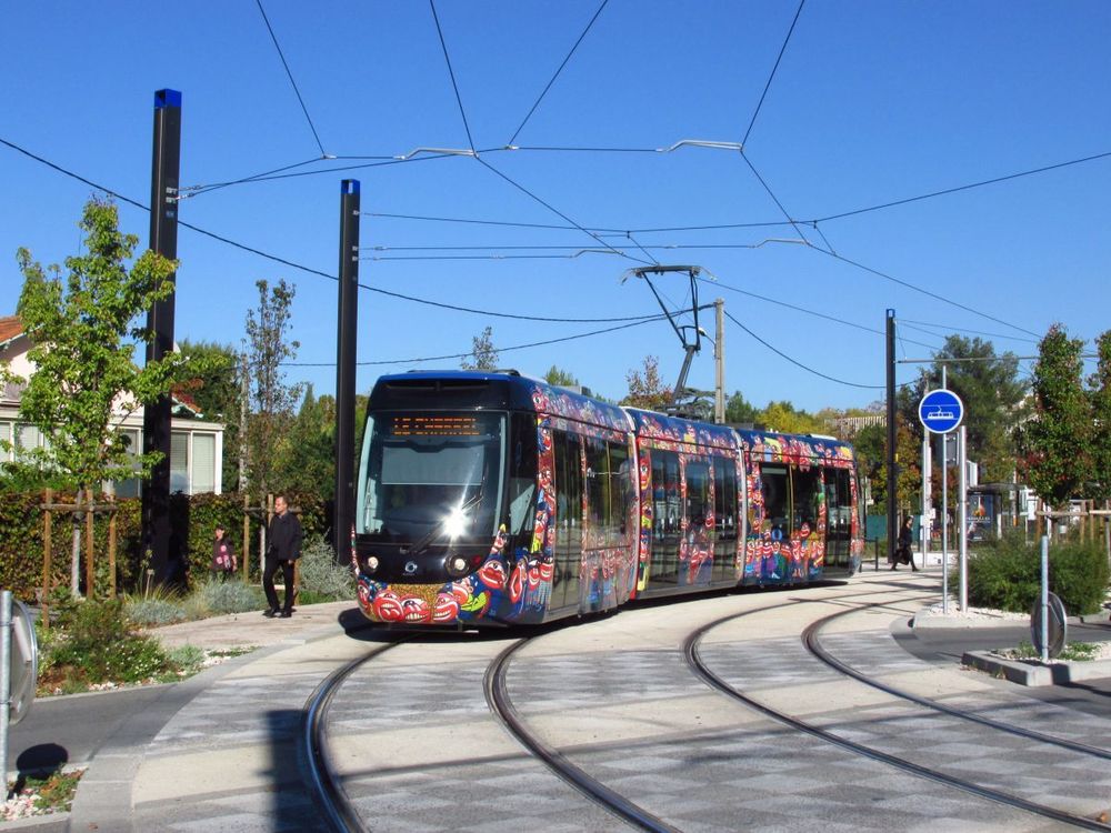 Vůz ev. č. 001 v oblouku u zastávky Piscine Alain Bernard.