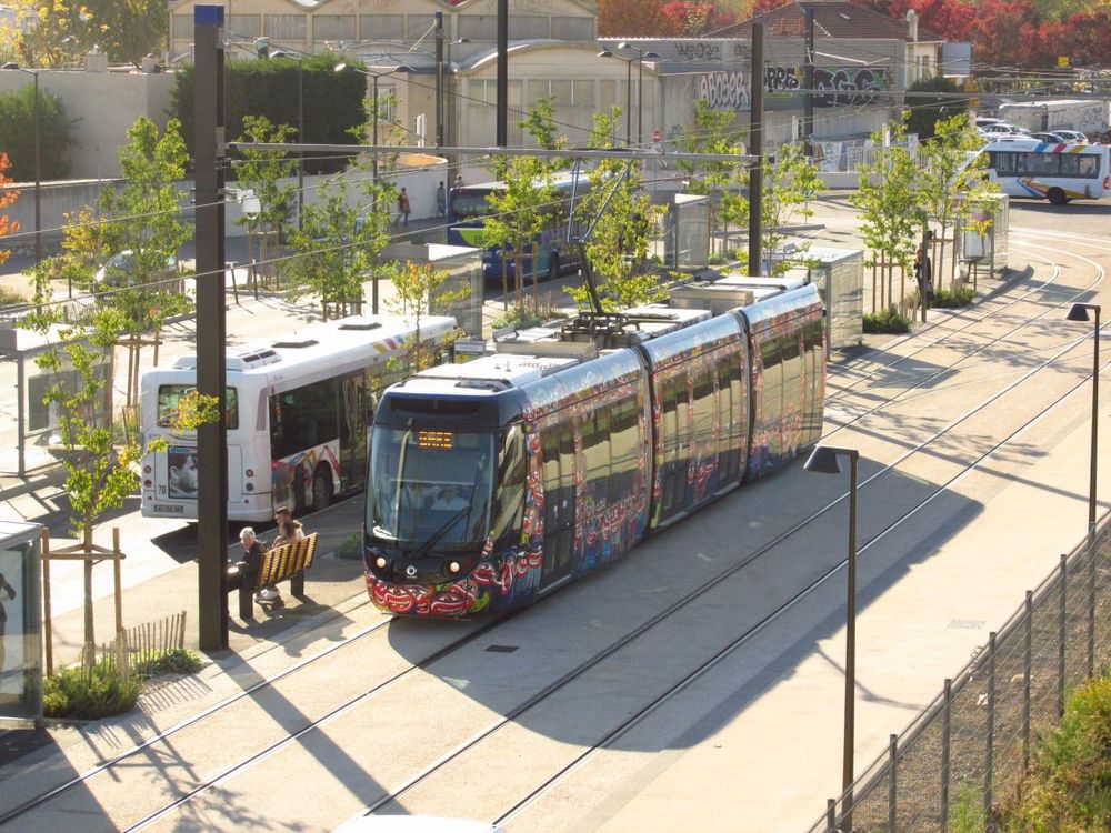 Tramvaj ev. č. 001 přijíždí k nádraží v Aubagne.