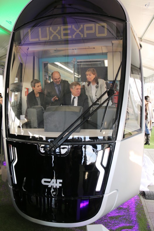Dřevěná maketa tramvaje CAF, s níž se mohou seznámit občané a návštěvníci města Lucemburk mezi 7. 12. 2015 a 31. 1. 2016. (zdroj: LUXTRAM)