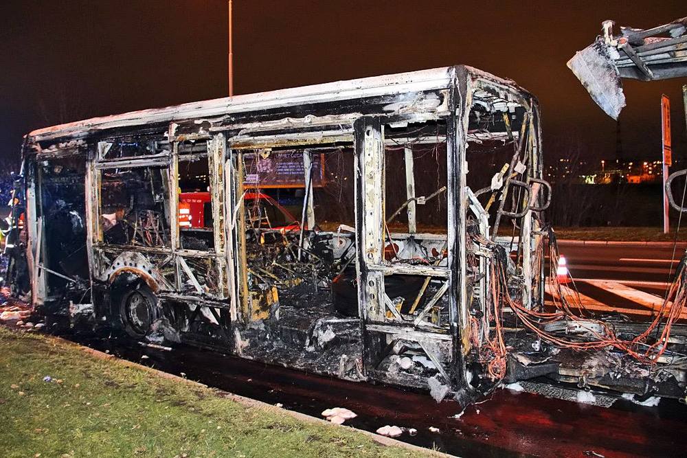Pohled na zadní článek autobusu Irisbus Citybus pražského DP ev. č. 6508, který shořel na lince č. 195 dne 2. 12. 2015. (foto: Roman Vanka, Citybus.cz)