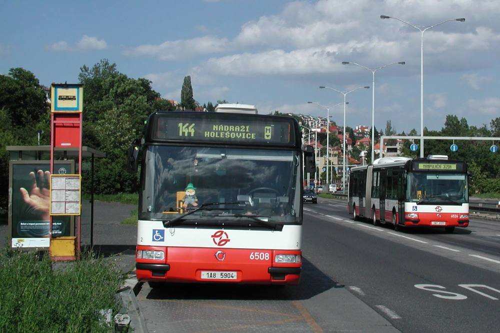 Vůz ev. č. 6508 ještě v běném provozu na lince č. 144. Společnost mu dělá Citybus 18M ev. č. 6524. Oba autobusy na fotografii jsou již minulostí. V případě autobusu ev. č. 6508 je na vině požár, vůz ev. č. 6524 v pravé části snímku dojezdil v souvislosti se špatným technickým stavem. (foto: Roman Vanka, Citybus.cz)