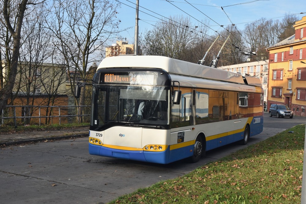 První z trojice ex-švýcarských trolejbusů Solaris Trollino 12 AC vyjel v Ostravě dne 4. 12. 2015 na linku č. 101. (foto: Miroslav Halász)