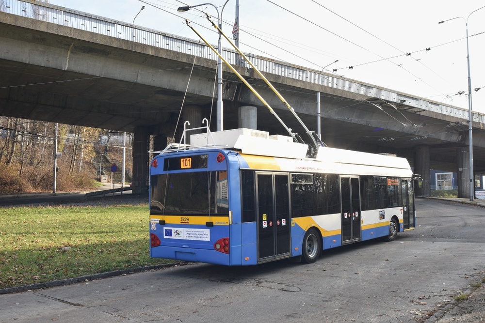Zadní pohled na vůz Solaris Trollino ze Švýcarska na smyčce Bazaly. Lak vozidel zůstal zachován, změnily se však některé detaily, například provedení informačního systému nebo systém stahování sběračů. (foto: Miroslav Halász)