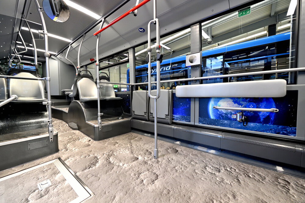 Cesta na Měsíc zlevnila na pár euro. Tedy pokud se spokojíte s autobusovou verzí. (foto: Daimler Buses)