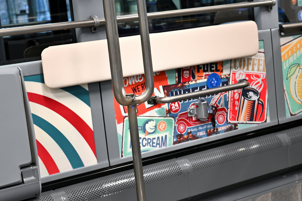 Detail bočnice ve voze odkazujícím na grafiku 60. let. (foto: Daimler Buses)