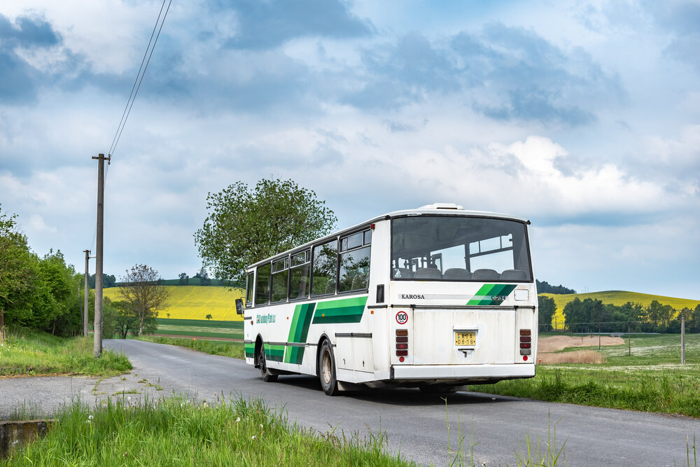 Ačkoli by se mohlo zdát, že je nereálné, aby v květnu 2020 vznikl snímek s vozem Karosa C 734 vedeným ve stavu dopravce jako provozní vozidlo, opak je pravdou. Autobus na fotografii z 15. 5. 2020 představující zadní pohled na typickou hranatou Karosa C 734 je zcela reálný. (foto: Honza Tran)