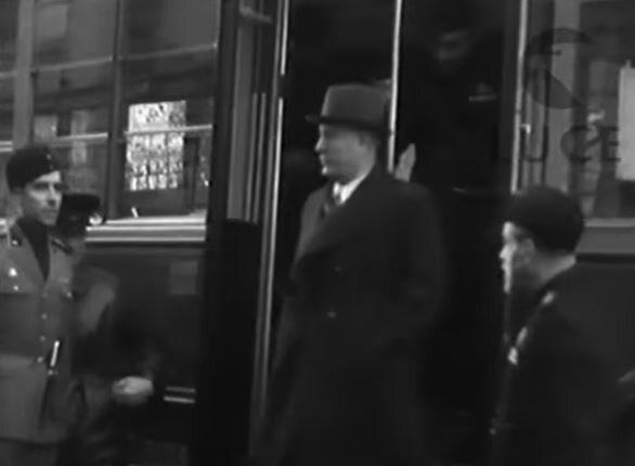 Itálie má poměrně slušné množství trolejbusových provozů, za čímž stojí i dlouhodobě existující program státní podpory, který umožňuje větším městům čerpat finance nejen na rozvoj stávajících provozů, ale i na realizaci provozů zcela nových. Je sice nutné říci, že italský stát nabízí kompaktní systém podpory i pro rozvoj jiných druhů dopravy, avšak nebývá zvykem, že by se nějaký stát systematicky trolejbusové dopravě věnoval. Takováto cílená podpora je tedy ve světě téměř nevídaná, nicméně v minulosti některá italská města po využití státních prostředků na následný rozvoj či alespoň údržbu svých trolejbusových provozů po čase částečně, nebo rovnou zcela, rezignovala, a tak výsledky některých trolejbusových investic nakonec spíše vzbudily rozpaky, ne-li pachuť.

Málokdo mimochodem ví, že jedním z velkých podporovatelů trolejbusové dopravy byl i Benito Mussolini. Na záběru z roku 1937 jej vidíme vystupovat z jednoho z trolejbusů, kterými byla otevírána nová trať v římské čtvrti Prati. A když už vzpomínáme Řím, uveďme, že jeho současná primátorka také trolejbusům dává zelenou. (zdroj: Istituto Luce Cinecittà)