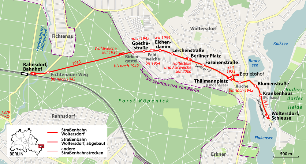 Tento plánek tramvajové tratě ve Woltersdorfu zřetelně ukazuje hranice Berlína a vedení tramvajové tratě skrze katastr hlavního města na úseku přes les k nádraží Rahnsdorf. (zdroj: Wikipedia.de)