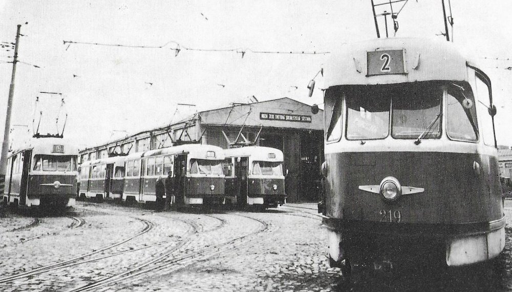 Záplava tramvají T2 v tramvajové vozovně. Všechny vozy mají jeden čelní reflektor, u většiny je ale patrná absence ozdobné lišty (vousu). Změnil se i čelní transparent. (foto: DPMK)