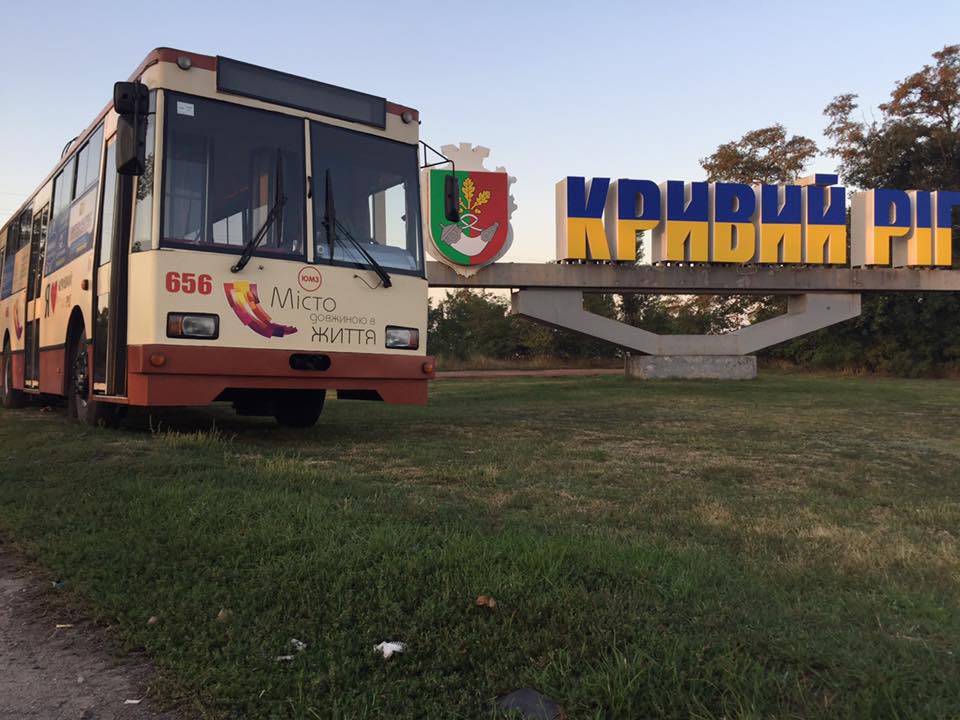 Trolejbus JUMZ T2 ev. č. 656, r. v. 2008, pózuje na hranici Krivého Rogu dne 4. září 2017. (foto: Aleksandr Katričenko)