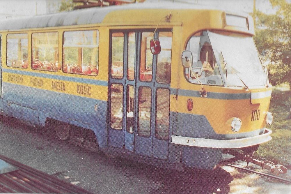 Nepříliš kvalitní fotografie vozu ev. č. 100 by mohla svádět k tomu, že se čtenář dívá na vůz typu T3. Ve skutečnosti je ale před ním “té dvojka”, jen s novým čelem. Podobně bylo modernizováno celkem 5 košických vozů T2. (foto: DPMK)