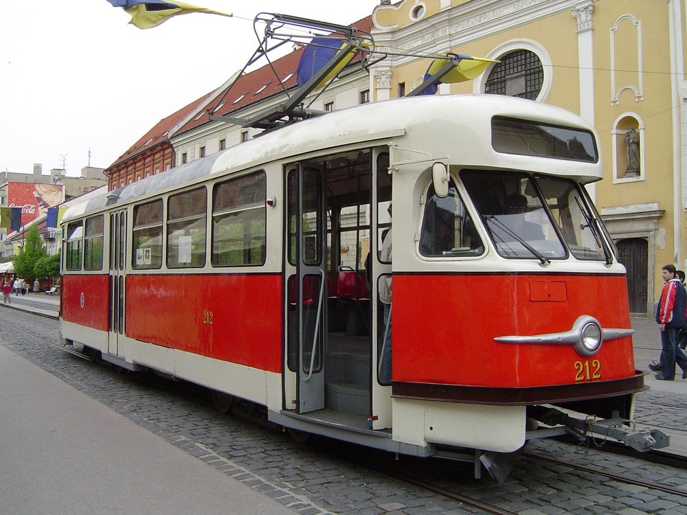 Tramvaj T2 ev. č. 212 je původně ostravským vozem ev. č. 619 z roku 1960. (foto: František Šimčák)