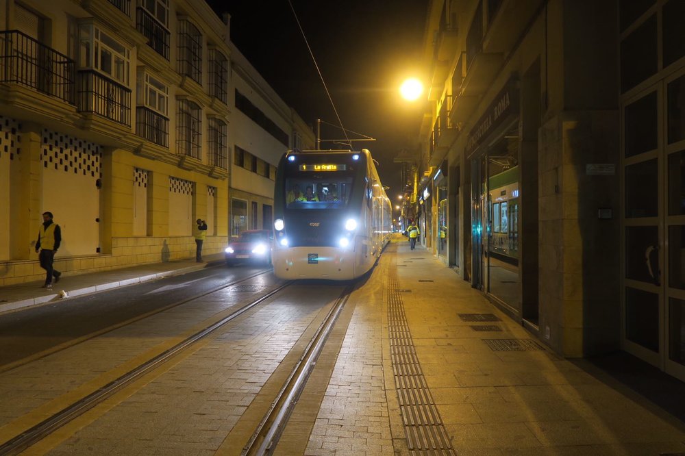 Z letošní dubnové noční zkoušky na ulici Mendizábal v Chiclaně de la Frontera. (foto: Agencia de Obra Pública de la Junta de Andalucía)
