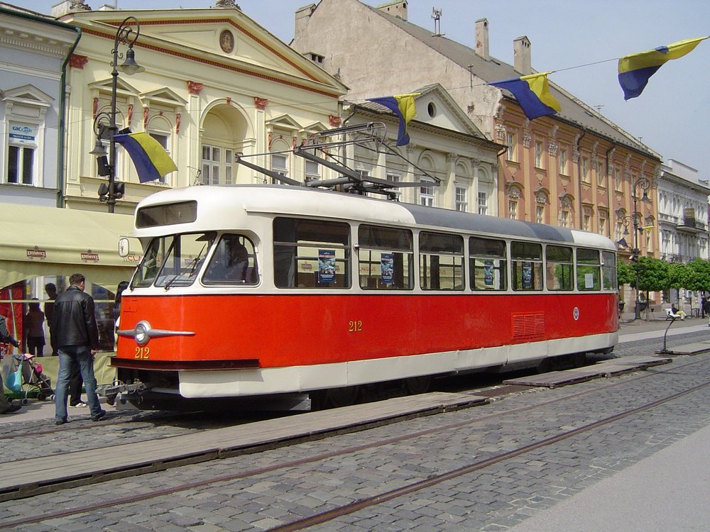 Už v roce 1983 byl vyčleněn jako historický vůz T2 ev. č. 234. Jeho stav se ale v důsledku dlouhodobého odstavení na venkovní ploše zhoršil do té míry, že jej již prakticky nebylo možné opravit. Posloužil tak alespoň jako zdroj některých náhradních dílů pro historický vůz ev. č. 212, který vznikl úpravou ostravského vozu T2 ev. č. 619. (foto: František Šimčák)
