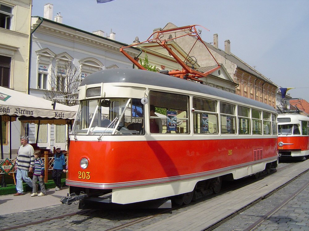 Tramvaj T1 ev. č. 203 je původním košickém vozem téhož evidenčního čísla. Její současná podoba je ale dána úpravami, kterými vůz prošel v Ostravě, kde nesl ev. č. 683. (foto: František Šimčák)
