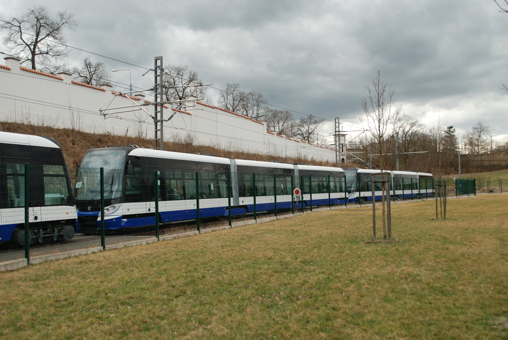 Dosud neodebrané tramvaje Škoda 15T pro lotyšskou Rigu. (foto: Libor Hinčica)