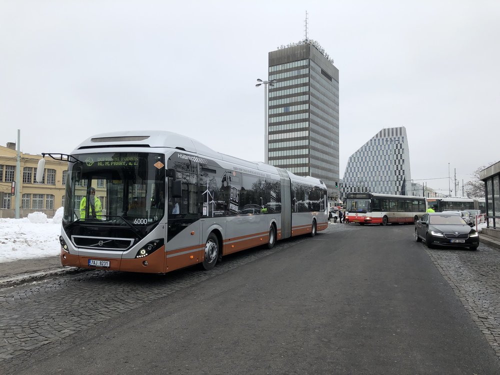 Volvo 7900A Hybrid během zkoušek v Praze. (foto: Volvo Buses)
