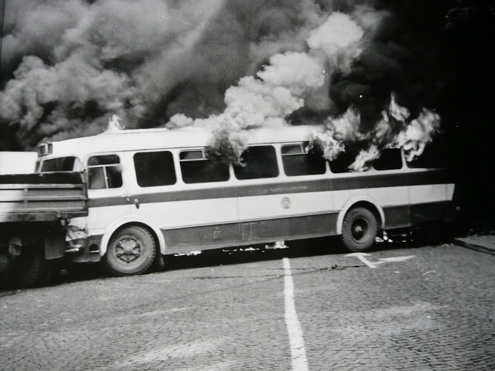Hořící autobus Škoda 706 RTO MTZ pražského DP. (foto: Jan Ohlídal, sbírka: Josef Bouška)