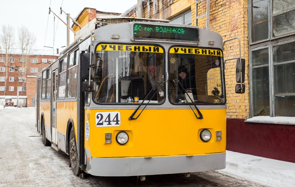 Tento vůz typu AKSM-101 pochází z roku 1997 a roku 2015 byl renovován. Trolejbus slouží jako autoškola. Snímek je z roku 2018. (foto: Администрация города Омска)