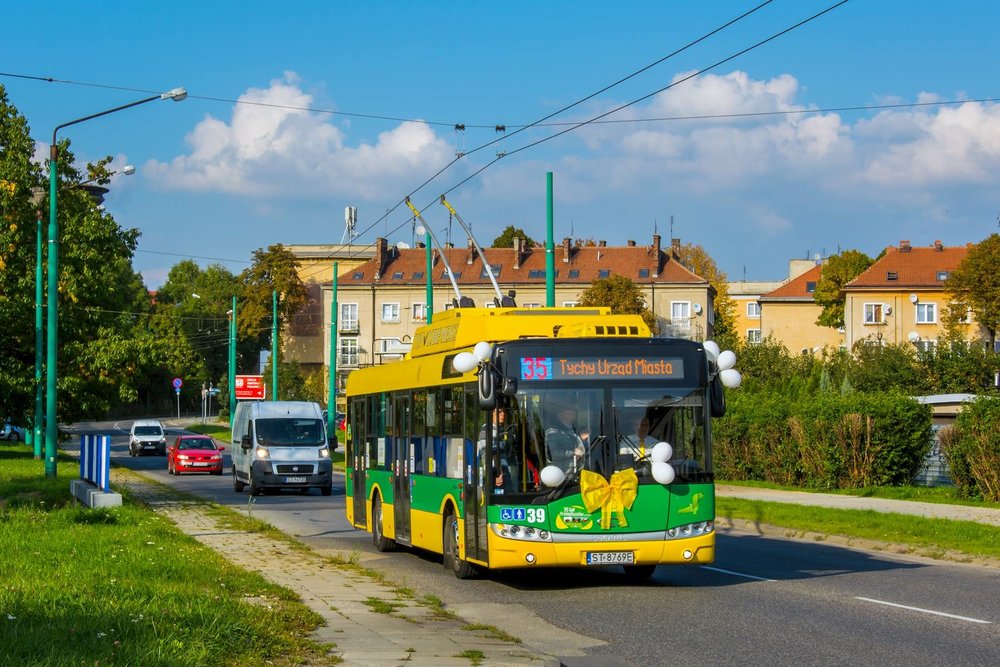 Balónky a mašle. Dne 30. září 2017 si Tychy připomněly 35leté výročí zahájení trolejbusové dopravy ve městě a při této příležitosti byly vypraveny i dva vyzdobené trolejbusy na zvláštní linku č. 35. (foto: TLT)