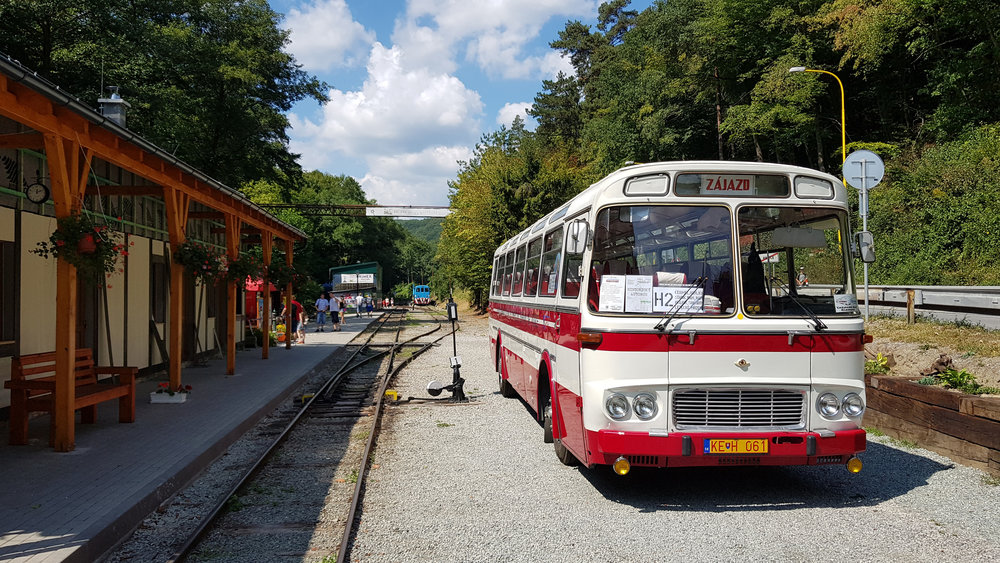 Je pravděpodobné, že identické zbarvení měl také patrně jediný vůz ŠD 11 dodaný košickému DP v roce 1980. Historický krasavec bude 22. 6. sloužit na lince A1 vedené do Čermeľského údolí. (foto: martin Shcwarz)