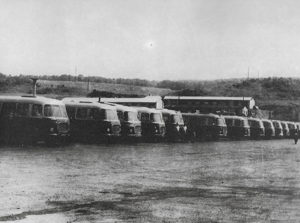 Autobusy Škoda 706 RTO v areálu garáží na Hornadské ulici. Nemalou část flotily košických “erťáků” tvořily vozy v linkové verzi CAR. (foto: DPMK)