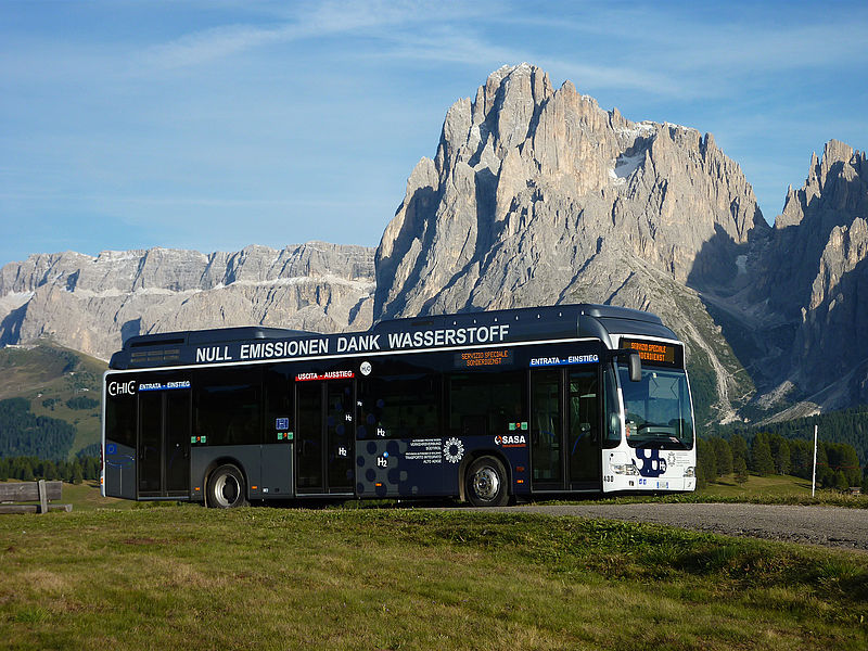 V současné době jezdí v Bolzanu pět autobusů Mercedes-Benz Citaro s pohonem na vodík. A jsou enormně drahé. (foto: H2 Südtirol)