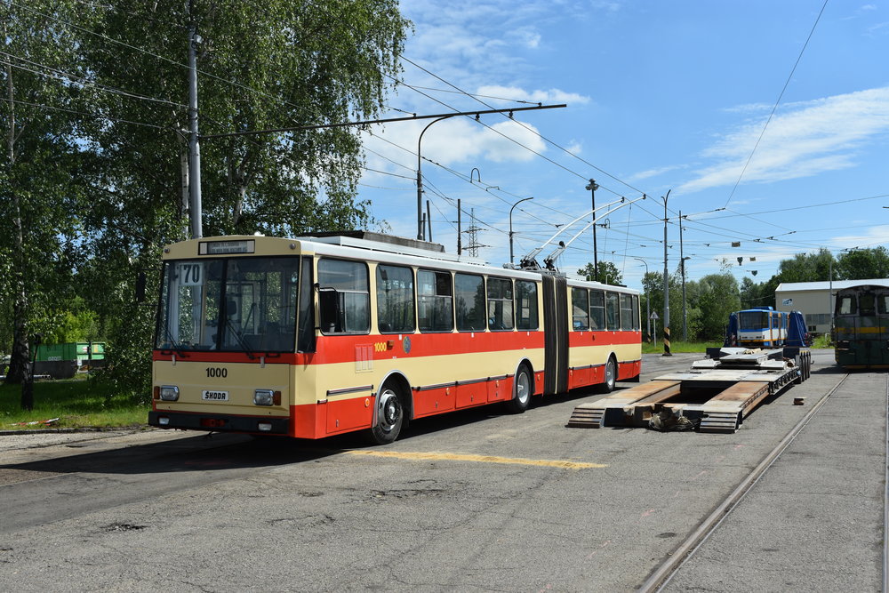Součástí programu by měly být i jízdy “Československého trolejbusu”. Na snímku ještě během zkoušky v Ostravě před zahájením nakládky. (foto: Libor Hinčica)