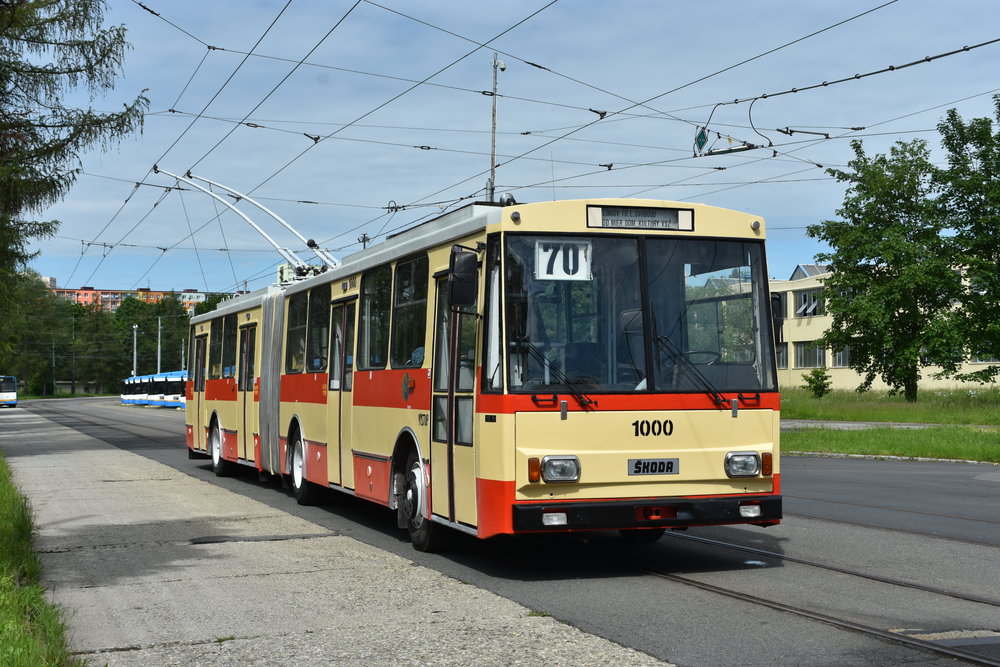 Trolejbus po dokončení opravy na zkušební dráze v areálu společnosti Ekova Electric. Z Chomutova se vůz dostal přes Opavu až do Košic. A vystřídal během toho několik barevných provedení. (foto: Libor Hinčica)