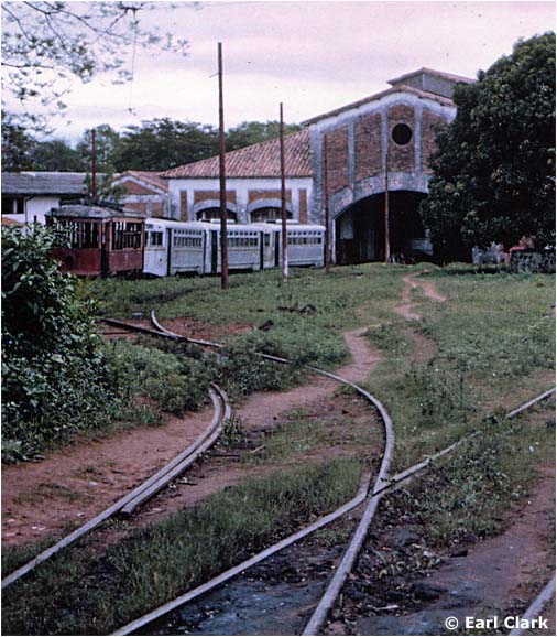 Tři snímky z roku 1963 ve vozovně ve čtvrti San Miguel. Povšimněte si modrého objektu na pravém snímku nahoře, který se používal při pohřebních procesích. Na snímku vpravo dole pak vidíme pohřební vozíky ve společnosti stařičké tramvaje firmy Brill. (foto: Earl Clark / sbírka Allena Morrisona)