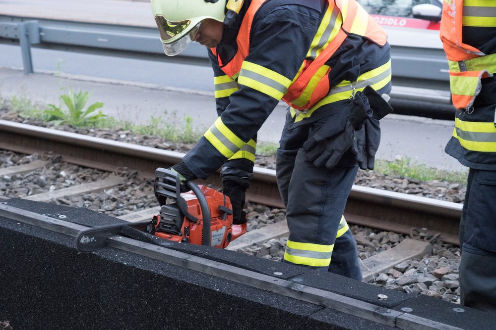 Pražský masakr motorovou pilou. Podle očekávání se tento způsob demontáže ukázal jako velice efektivní. (foto: ČVUT)