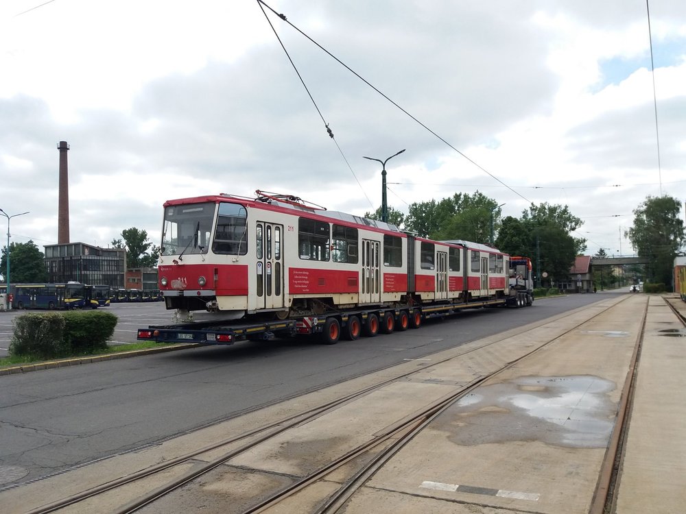Tramvaj KT8D5 ev. č. 211 byla vyrobena v roce 1986. Do roku 1996 sloužila v Mostě. (foto: MVK Zrt.)