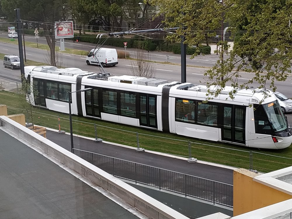 Tramvaj Citadis X05 Compact během zkoušek v Avignonu. (zdroj: Wikipedia.org)