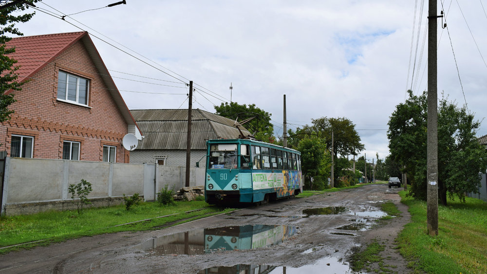 Tramvaj KTM-5 v Konotopu. Místní tramvajový provoz ovšem potřebuje větší investice, než jen do obnovy flotily vozového parku. (foto: Petr Bystroň)