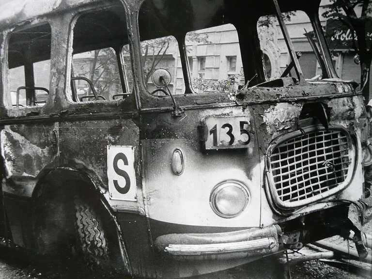 Jeden ze zničených autobusů Škoda 706 RTO linky č. 135. (foto: Jan Ohlídal, sbírka: Josef Bouška)