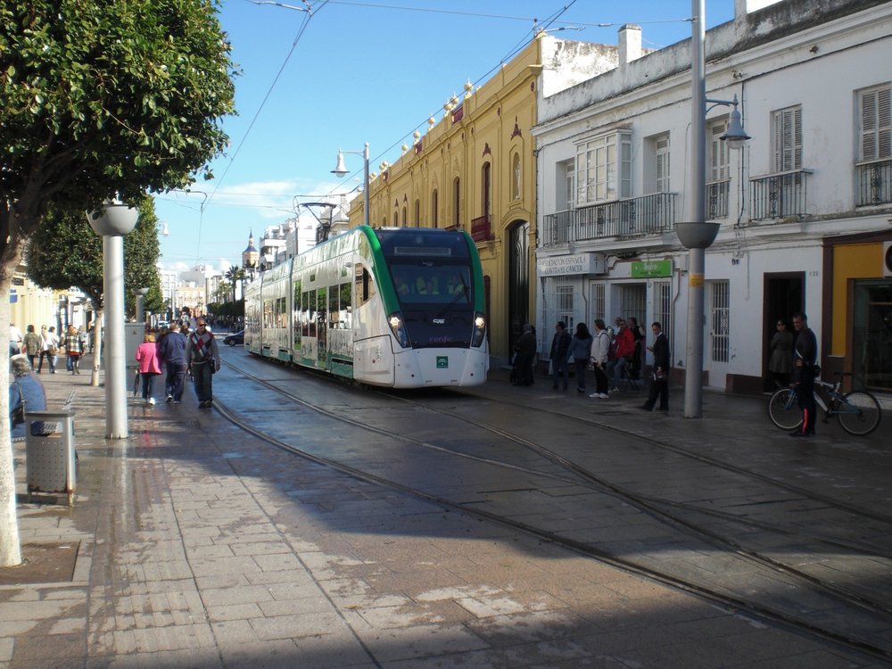 Na hlavní sanfernandské ulici je trať jednokolejná s výhybnami. (foto: Agencia de Obra Pública de la Junta de Andalucía)