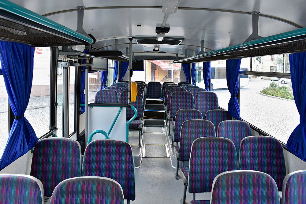 Obnovený interiér vozu s modrými záclonkami a novou podlahovou krytinou. (foto: Matěj Stach)