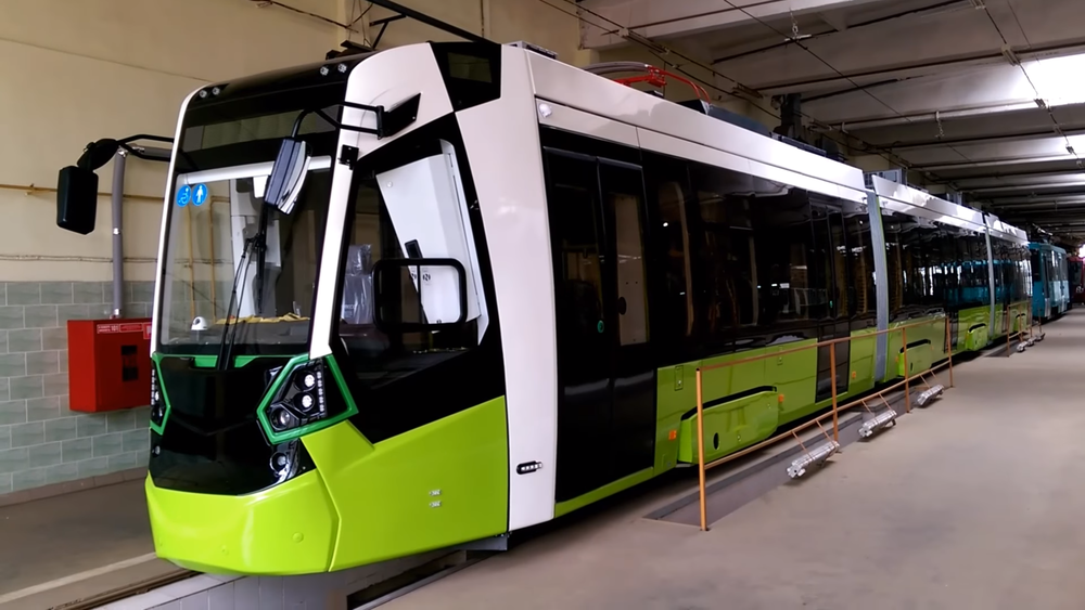 Původní tříčlánková verze byla usazena pouze na trojici podvozků. Prodloužená varianta pro Petrohrad má podvozky čtyři. (foto: 