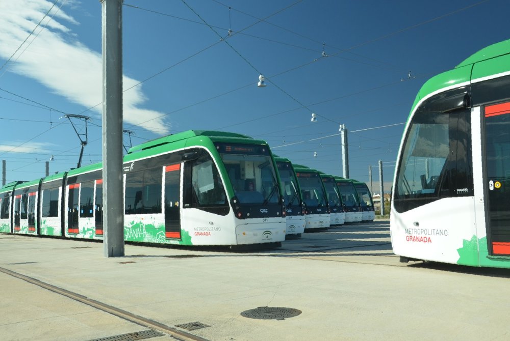 Tramvají mají v Granadě dostatek, ale cestující do nich ještě stále nepustí. (foto: Agencia de Obra Pública de la Junta de Andalucía)