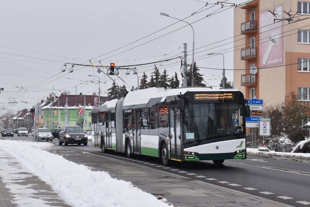 Trolejbus Škoda 27 Tr s karoserií Nového Urbina (resp. Nového Trollina) v provedení pro Plzeň. Barevné řešení budí poměrně značné emoce. (foto: Zdeněk Kresa)