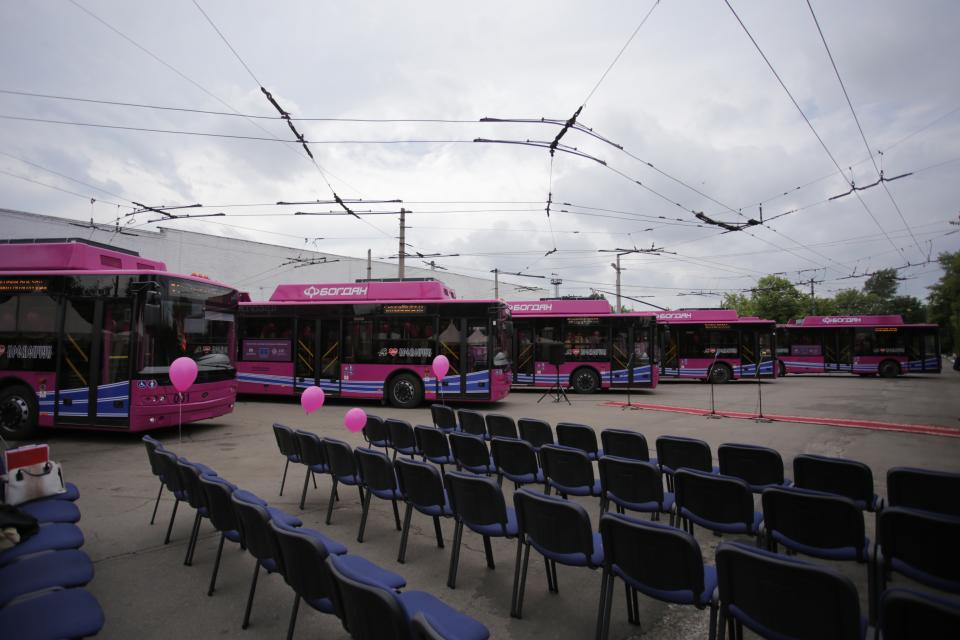 Snímek před zahájením páteční akce. Primátor města označil příchod trolejbusů za započetí revoluce na poli přepravy osob. (foto: město Kremenčuk)